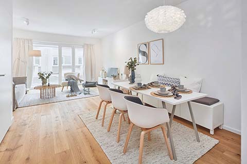 Wohnzimmer mit Esstisch der Musterwohnung des Neubauprojekts Constanze im ConstantinQuartier.