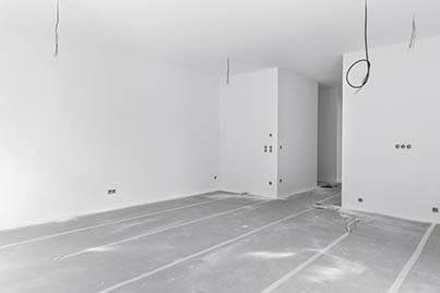 Verputzter Wohnraum im Neubauprojekt Constanze mit sichtbaren Steckdosen und Anschlüssen in der Wand.